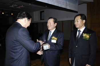 포스코건설 상받는 사람은 한수양 사장.