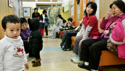 ▲ 독감 주의보 발령 이틀째인 18일 오전 대구 달서구의 한 아동병원을 찾은 어린이 환자들이 진료대기실에서 차례를 기다리고 있다. 이정권 병원장은 
