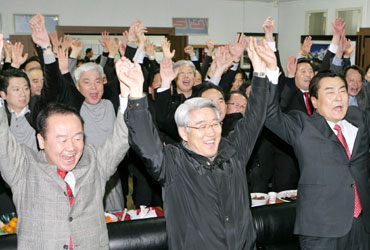 제17대 대통령선거에서 한나라당 이명박 후보의 당선이 확정되자 한나라당 대구시당에서 TV를 지켜보던 국회의원과 당원들이 환호하고 있다. 이채근기자 mincho@msnet.co.kr