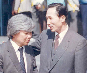 ▲ 이명박 대통령 당선자가 현대건설 회장이던 1989년 포항을 방문, 옛 포항시민회관 자리에서 박이득(왼쪽) 씨와 얘기를 나누고 있다.