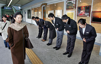 ▲ 자랑스러운 철도역 베스트3에 선정된 경산역 직원들이 24일 오후 대합실로 나오는 고객들을 맞으며 반갑게 인사하고 있다.