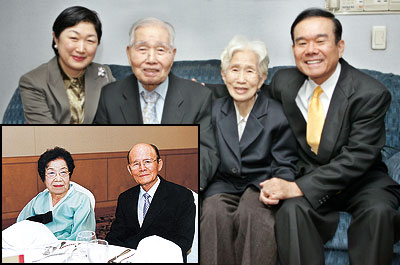 ▲ 박경동 대구 효성병원장은 장인·장모님의 결혼 70주년과 부모님의 60주년을 동시에 치른 올해가 평생의 가장 뜻깊은 한 해라고 했다. 사진은 박 원장과 부인 최오란(55) 씨가 최영호·이원복 부부의 70주년을 축하하는 모습. 박 병원장의 부모님은 사진찍기를 극구 사양했다. 작은사진이 박용수·최난식 부부의 결혼 60주년 기념 사진.