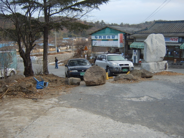 ▲ 은해사가 최근 바위로 막아 폐쇄조치한 주차장 진입로.