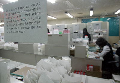 ▲ 대구보훈병원을 이용하는 국가유공자들이 약사 부족으로 인한 불편을 호소하고 있다. 보훈병원은 약사의 갑작스런 퇴사로 이용자들에게 불편을 주고 있다며 택배제도를 이용해 줄 것을 당부하고 있다. 박노익기자 noik@msnet.co.kr