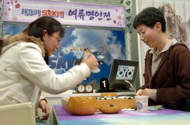 ▲ 3일 열린 매일신문사 주최 STX배 여류명인전 도전 3번기 1국에서 승리한 루이나이웨이(오른쪽) 9단이 대국 후 도전자 조혜연 7단과 복기하고 있다.