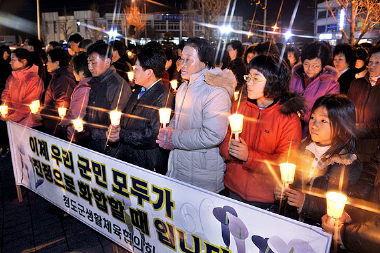▲ 10일 밤 청도군내 13개 시민단체회원 등 청도군민 500여 명이 청도읍 고수리 