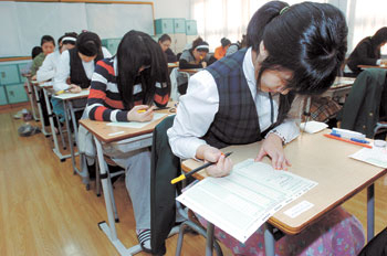 언어영역은 단순히 수능 한 과목을 준비하는 게 아니라 외국어영역이나 논술, 구술면접 등을 아울러 대비한다는 자세로 폭넓게 접근해야 한다. 사진은 지난해 수능 시험 모습.