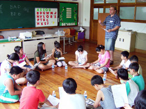 영어 조기교육이 확산되면서 연령대별 영어능력도 눈에 띄게 향상되고 있다. 사진은 대구 한 초등학교의 방학 영어캠프 모습.