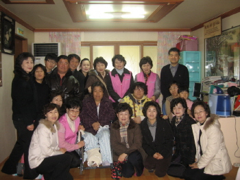 ▲ 구미 그룹홈1호인 행복나눔의집은 이제 외롭지 않다. 이곳을 방문해 청소와 식사를 같이 한 느티나무 봉사단원들과 즐거운 한 때를 보낸 그룹홈 가족들.