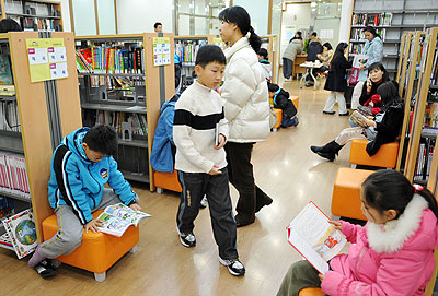 ▲ 수성구 신매동 한 대형소매점에 마련된 고산어린이도서관이 이용자들로 넘쳐나고 있다. 수성구청은 2월 중 책 3천 권을 추가 비치할 계획이다. 정운철기자 woon@msnet.co.kr