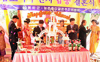 ▲ 24일 캄보디아의 봉화군 지원센터 마당에서 봉화지역 신랑들과 캄보디아 신부들의 결혼식이 열리고 있다.
