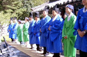 ▲ 도산서원 선비문화체험에 참가한 수련생들이 사당에 참례하고 있다.