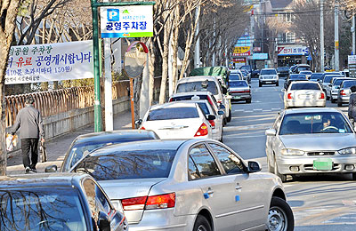 ▲ 공영주차장 인근에 불법 주차하는 얌체족이 많다. 수성구의 한 공영주차장 인근 도로.