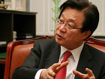 ▲ 당무 거부사태까지 빚으며 한나라당의 친이와 친박세력 간의 공천파동을 해결한 탓에 강재섭 대표의 모습은 피곤해 보인다. 서명수기자