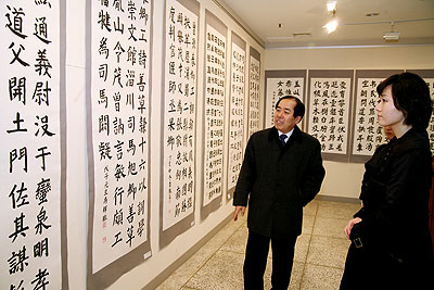 ▲ 권재도 안동 월곡초교 교장이 마을주민 서예전을 찾은 관람객들에게 전시된 작품을 설명하고 있다.
