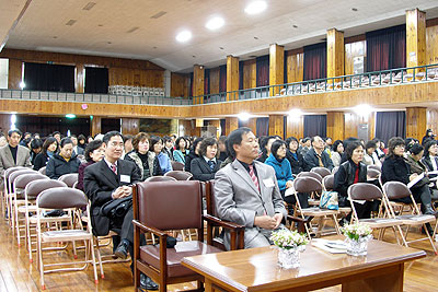 ▲ 논술은 대학입시 준비를 위해서만 중요한 것이 아니다. 논술은 아이들의 잠재능력을 찾는 데, 통합적 사고를 하는 데 도움이 된다. 사진은 대구 경명여고에서 열린 논술특강.