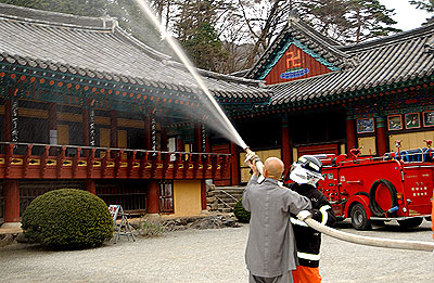 ▲ 해인사 인근 말사인 홍제암에서 스님과 소방사들이 합동 소방훈련을 하고 있다.