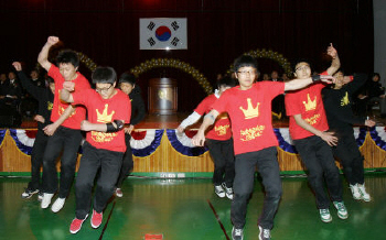 ▲ 12일 열린 포철중 졸업식에서 재학생들이 선배들을 위해 힙합댄스로 축제 분위기를 돋우고 있다.