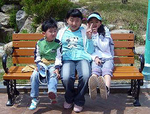 ▲ 권현주(중간), 전유진(오른쪽) 학생. 복식 수업으로 같은 반이었던 1학년 최선우군.