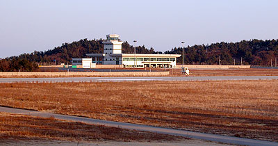 ▲ 공항 청사만 활주로 끝에 홀로 서 있을 뿐, 주변 어디에도 인적을 찾아볼 수 없는 울진공항 모습.