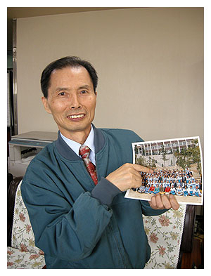 ▲ 홍영상씨가 1984년 신일전문대에서 열린 포우회 체육대회때 찍은 사진을 들고 이명박 대통령을 가리키고 있다.