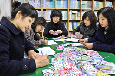 ▲ 대구 북부초교 선생님들이 입학식날 신입생들에게 줄 편지를 쓰고 있다. 이채근기자 mincho@msnet.co.kr