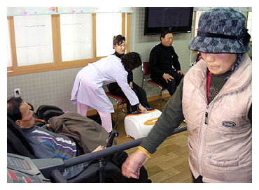 ▲ 고령군 개진면 옥산리에 마련된 옥산보건진료소 건강증진실이 노인 등 주민들로부터 큰 인기를 끌고 있다.