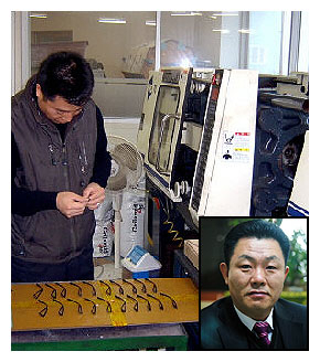 ▲ 지역 안경테업체인 까모패션은 수입상품이 주도하고 있는 안경시장에서 토종 브랜드로 이름을 알리며 지역 안경산업의 부활가능성을 높이고 있다. 오른쪽 아래는 권영덕 까모패션 대표.