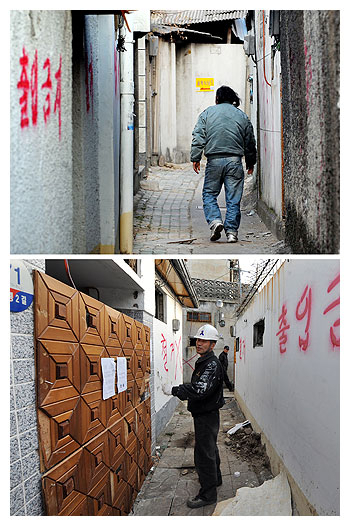 ▲ 20세기 대구 민중의 역사를 간직한 계산성당~동아쇼핑(옛 성밖골목) 일대가 도심 개발에 밀려 자취를 잃어가고 있다. 사진은 현대백화점 예정부지 철거현장으로 노숙자가 배회하는 모습(위)과 대문을 도둑맞아 임시로 출입구를 막은 집(아래). 김태형기자 thkim@msnet.co.kr