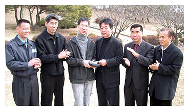 ▲ 사랑나누기 회원인 박준수, 류웅배 회장(왼쪽 1, 2번째)과 팽재호, 장재신(오른쪽 1, 2번째)씨가 지켜보는 가운데 새사모 윤형식 회장(왼쪽 4번째)이 대구미래대에 입학하는 김준호(왼쪽 3번째)군에게 장학금을 전달하고 있다.