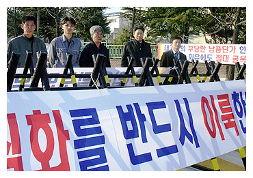 ▲ 고령 다산의 주물공단 중소기업체 대표와 임직원들이 공단 입구에 바리케이드를 치고 대기업체에 주물제품 가격 현실화를 요구하는 시위를 하고 있다.