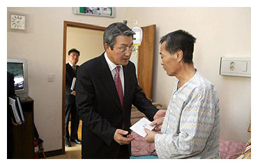 ▲ 박승호 포항시장이 암투병 중인 이윤희씨를 찾아 직원들이 모은 성금을 전달하고 쾌유를 빌었다.