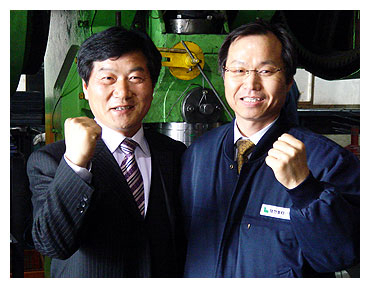 ▲ 동갑내기인 박인호(왼쪽) 삼영이앤티 대표와 이봉대 대진필터엔지니어링 대표가 대진필터엔지니어링에서 만나 파이팅을 외치고 있다.