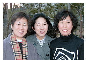 ▲ 둘째 지영주씨와 막내 홍주, 첫째 은주(왼쪽부터)씨가 지난 10일 수업이 끝난 후 함께 사진을 찍으며 활짝 웃고 있다.