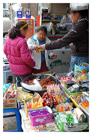▲ 대구시 모 초등학교 앞 문구점. 하굣길 어린이들이 쫀드기 등을 사먹고 있다. 정운철기자