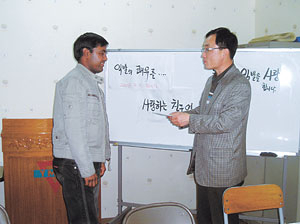 ▲김천YMCA 사회복지위원회 김문수 위원장(오른쪽)이 익발씨에게 회원들의 성금을 전달하고 있다.