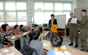 ▲ 한미연합합동야외기동연습을 위해 최근 공군 제16전투비행단을 찾은 미군 장병 10명이 부대 인근 유천초교(예천군 유천면)에서 일일 영어교사를 하고 있다.