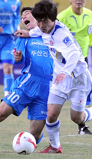 ▲ 19일 대구 스타디움에서 열린 삼성하우젠 컵대회 프로축구 경기에서 대구FC의 이근호(왼쪽)가 성남일화의 김철호와 볼다툼을 벌이다 넘어지고 있다. 윤정현 인턴기자
