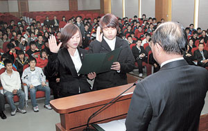 ▲국제연계 주문식 교육에 따라 19일 영진전문대에 입학하는 중국 유학생들이 입학 선서를 하고 있다.