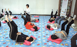 ▲빠르고 격렬한 휘트니스 운동의 열풍 속에서도 몸과 마음의 균형을 추구하는 슬로우 엑서사이즈가 대중화를 맞고 있다. 달서구보건소에서 필라테스에 빠져 있는 임산부들.