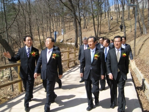 ▲ 20일 구미산업 4단지 해마루공원 개장식에 참석한 기관장들이 공원 산책로를 걷고 있다. (오른쪽부터 한국수자원공사 이용헌 경북지역본부장, 곽결호 사장, 남유진 구미시장, 반홍섭 구미권관리단장) 한국수자원공사 제공