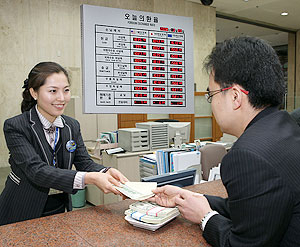 ▲ 달러값이 순식간에 비싸졌다. 외환 창구를 찾은 사람마다 입을 딱 벌리고 있다. 환율이 급등하는 요즘, 환테크 기법을 알아둬야 한다는 전문가들의 충고가 나오고 있다.