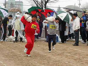 ▲ 23일 영천시 환경미화원 공개채용 2차 체력검정 시험에 참가한 수험생들이 모래주머니를 들고 달리고 있다.