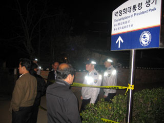 6일 박정희 전 대통령 생가보존회 김재학 회장 피살 사건이 발생한 후 김회장의 친인척, 이웃들이 생가앞 모여 안타까움을 금치 못하고 있다.