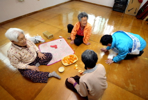 ▲ 27일 오후 경북 청도군 풍각면의 한 경로당에서 유권자들이 선거운동차 방문한 한 후보의 큰절을 받고 있다. 김태형기자 thkim21@msnet.co.kr