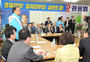 ▲ 1일 오전 한나라당 대구시당 선거대책위원회는 달서을 권용범 후보 선거사무실에서 18대 총선 대구 전략지역 지원 대책회의를 열고 총선 승리를 위한 특별지원대책을 논의했다. 정우용기자 vin@msnet.co.kr