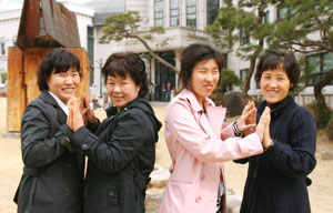 왼쪽부터 구정분·영숙 자매와 금현아·윤영미 모녀.