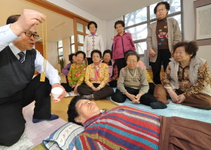 ▲ 3일 오후 달서구 월성동의 한 아파트내 경로당에서 배봉호(50) 동장이 준비해온 금 목걸이로 최근 발생한 마사지 사기 사건의 수법을 노인들에게 설명하고 있다. 정운철기자 woon@msnet.co.kr
