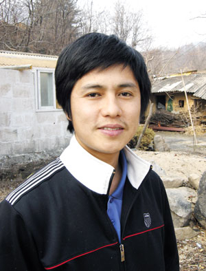 ▲문경 동로면사무소에서 대신 받아온 서류를 이웃 주민 우편함에 넣고 있는 전국 최연소 이장 하문상씨.