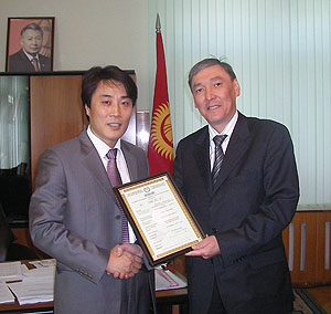 ▲ (주)NECAS RND 박순하(왼쪽) 대표가 키르기스스탄 현지에서 쿠르만 알리에프까파르 광산청장과 퀼도스카야 및 포스툰불락 금광탐사권 협약서를 체결한 후 악수하고 있다. 제공·NECAS RND